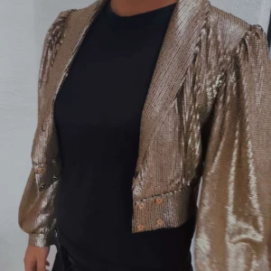 Guldig bolero - Det lilla extra till festen. Guldig bolero i storlek xs men som passar mellan xs-m beroende på passform, superfin! Skriv privat vid frågor💕