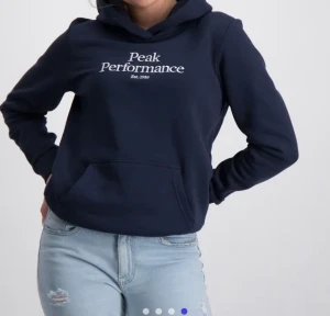 Peak performance hoodie passar både killar och tjejer  - En peak performance hoodie paaae både killar och tjejer, köpt för 699  Säljer för 200 pris kan diskuteras i snabb affär 