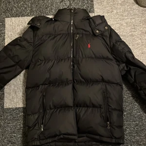 Ralph lauren jacka  - Ralph lauren jacka till salu, jätte bra skick inga skador säljer den för ett bra pris