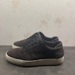 Axel arigato  - Hej jag säljer nu pga dom är lite för små för mig. Dom är välanvända men inte särskilt slitna det enda är att färgen på skorna har tappats lite men annars så är dom toppen. Vid frågor eller funderingar är det bara att höra av sig👍