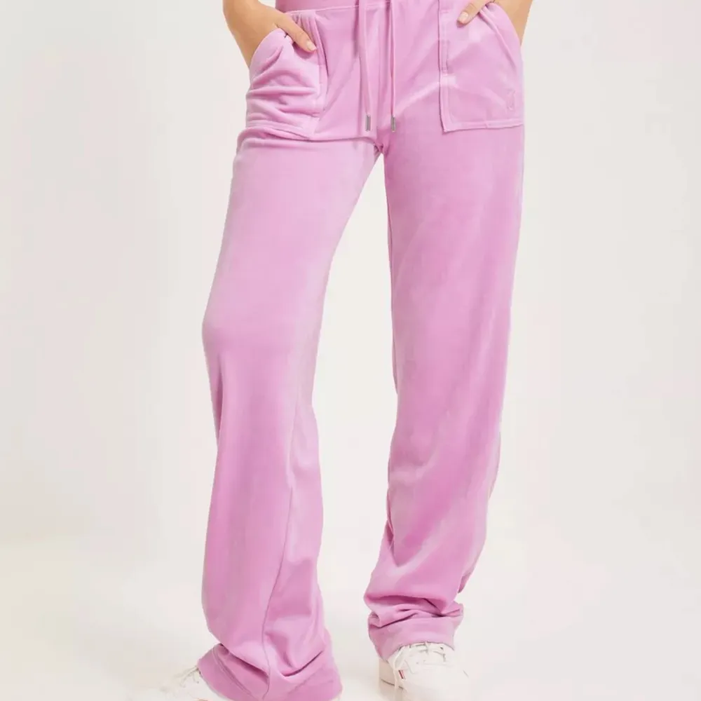 Vill gärna byta mina rosa juicys i färgen  ”DEL RAY POCKET PANT” ett par jätte fina byxor, som jag helst skulle vilja byta mot ett par svarta! STRLK XXS vill helst byta mot Xxs oxå. . Jeans & Byxor.
