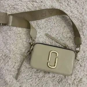 Säljer min Marc Jacobs väska. Jättefin men tyvärr använder jag inte den💖 nypris : 4299kr