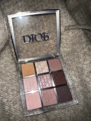 Dior Backstage Eyeshadow palette  - Säljer min dior eyeshadow palette i färgen 002 cool Neutrals perfekt för vintern.  Endast är testad en gång. Produkt som ny. Köpt för 600 säljer för 420kr (30% av orginal priset) frakt ingår!!