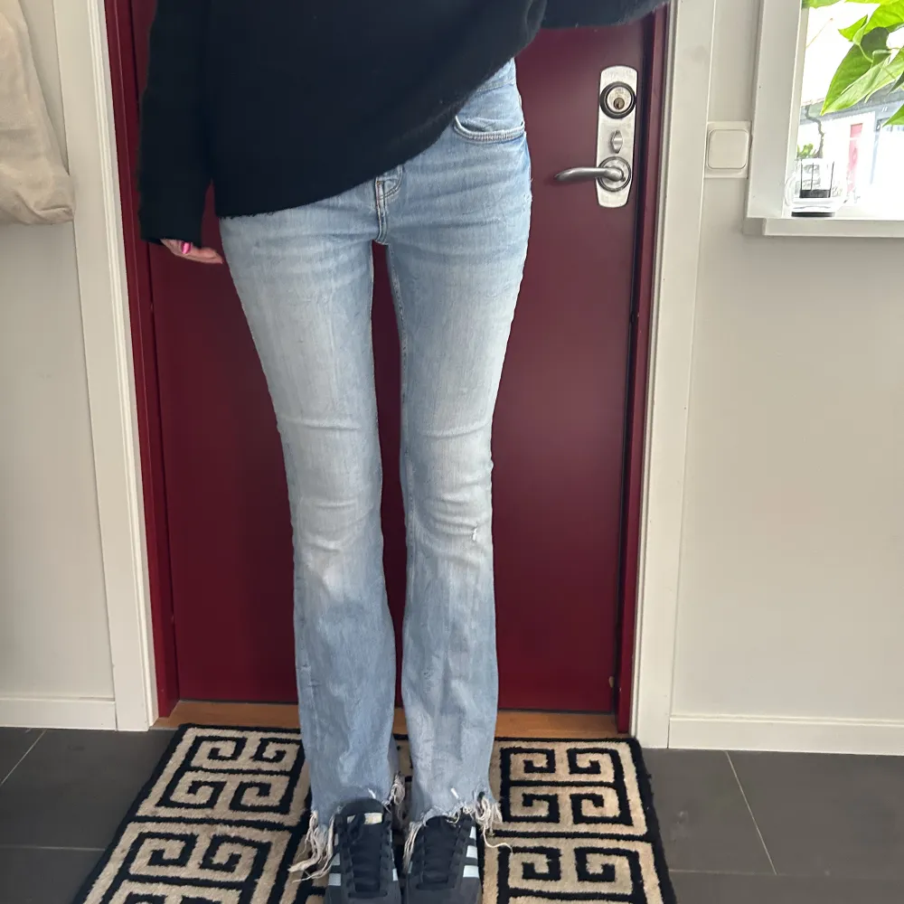 Slitna mid waist jeans från Zara! Asballa men är lite korta på mig som är 179🕺🏼. Jeans & Byxor.