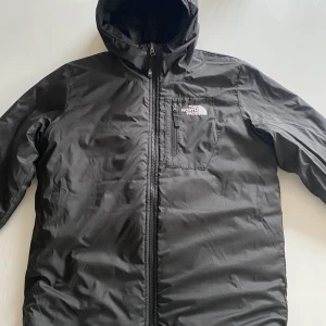 The north face jacka - Säljer denna jacka då den är för liten för mig så säljer den. Den är i Liten S eller i XS. Man kan använda den ut och in också som man ser på bilderna. Priset inte fast så kom med bud men inga scam bud! PM för fler bilder