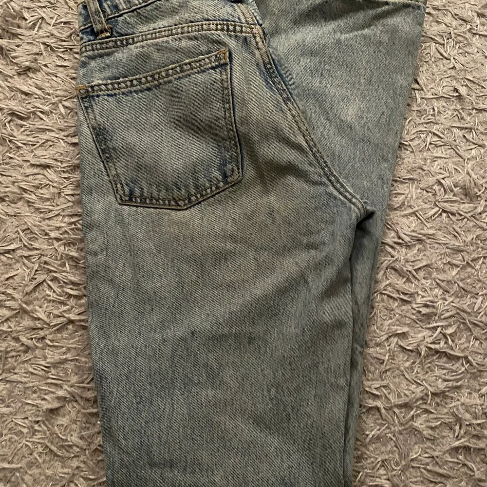Jätte fina midwaist jeans från zara i bra skick! Köparen står för frakt💕. Jeans & Byxor.