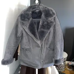 En grå höst/vinter jacka från H&M. Den är i storlek xs. Jackan är i väldigt bra skick, använd bara ett par gånger.
