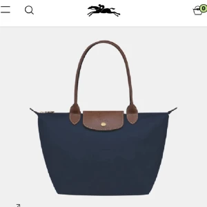 Söker longchamp väska  - SÖKER denna longchamp väska i mellan storleken helst, men andra storlekar funkar. Andra färger funkar också men helst mörkblå.💘💘💘