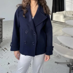 kappa  - säljer min marinblåa kappa från design by si då den inte kommer till användning, knappt använd o inga defekter🙌🏼 storlek xs/s. Nypris760 kr 💙