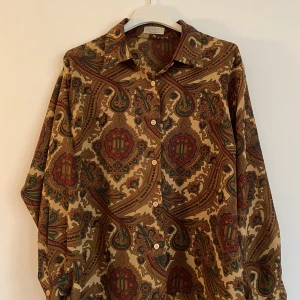 Skjorta paisley mönster - Unik skjorta med otroligt mönster från en vintagebutik i Tokyo. Osäker på materialet men det är nån typ av syntet, inte bomull alltså. 