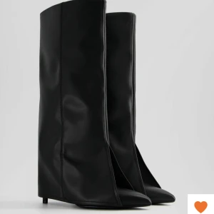 Fold stövlar  - Säljer dessa svarta klackar ifrån bershka i storlek 40, endast använd en gång!  Bara skriva om de finns några frågor😇  Nypris: 859kr  Säljer för 700kr + frakt 
