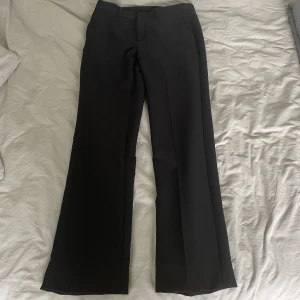 Lågmidjade kostymbyxor  - Säljer dessa skitsnygga lågmidjade kostymbyxor från Nelly. Säljer dem pågrund av att de är för långa. Är i bra skick. Skriv om ni vill ha mer information och bilder💕💕