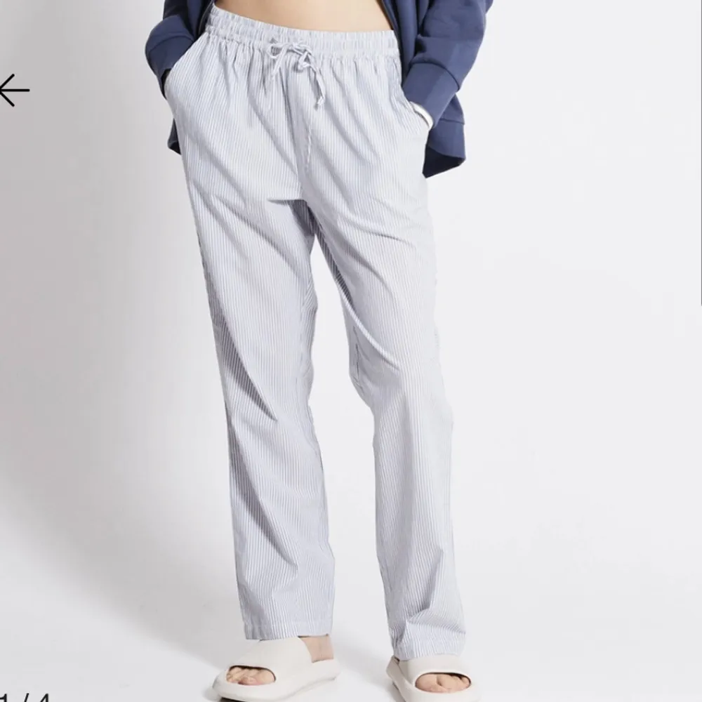 Två par pyjamasbyxor för 200!!! Använda max 3 ggr. Blå och beige. Org pris för ett par är 150. (Pris kan diskuteras, precis som mina andra annonser) 💗. Jeans & Byxor.