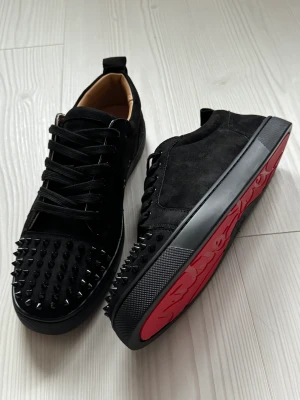 Christian Louboutin  - Säljer dessa feta Loubs som är helt oanvända. Dustbag m.m. Kommer med. ‼️reps‼️