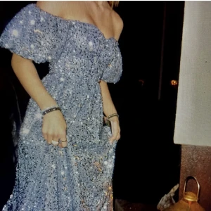 Balklänning  - Superfin balklänning!! Hela klänningen glittrar från topp till tå😩😩😍 Aldrig använd och nyskick. Sitter perfekt på mig som är 178 och har strl 36!