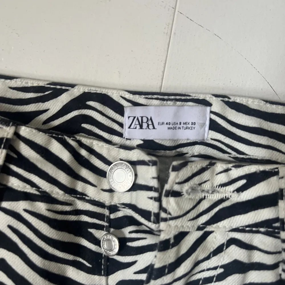 Supersnygga byxor från Zara förra året som aldrig riktigt kommit till användning. Storlek 40 men skulle säga 38/40💕 . Jeans & Byxor.