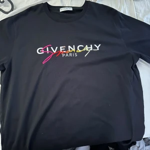 Givenchy t shirt - En givenchy t shirt i storlek medium oversized fit. Använder ej därav säljs den.