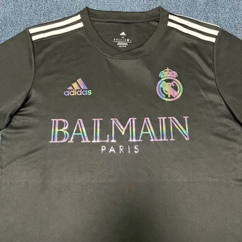 Riktigt fett Real Madrid X Balmain Tröja 10/10 kvalitet ⬛️⬜️ Några funderingar så är det bara att skriva. T-shirts.