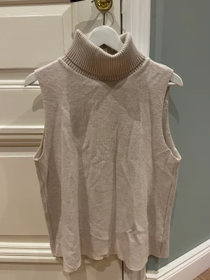 Topp Zara - Topp med polo oanvänd i storlek L