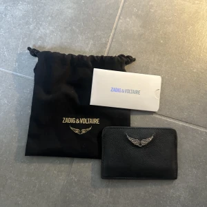 Zadig plånbok - Plånboken är i mycket gott skick och köptes för ca 2 år sedan!!   Orginal pris: 700