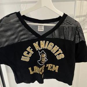 PINK Victoria Secret - Jag köpte denna söta tröja i USA för några år sedan i deras PINK affär. Den är väldigt mysig och visar magen. Går perfekt att använda som en tränings topp💓