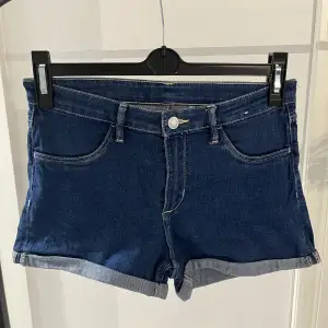 Supersöta marinblå jeans shorts i storlek 13-14y eller 164. Skulle uppskatta dem till storlek S. Dom är simpla och snygga💗