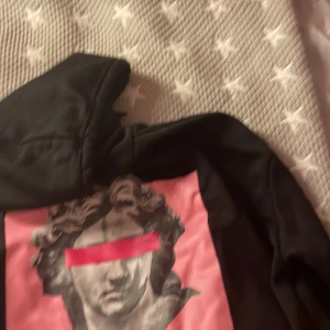 Hoddie med tryck💓 - Säljer denna hoddie som inte kommer till någon användning. Ett coolt tryck på ryggen och på framsidan är den hel svart⭐️ 