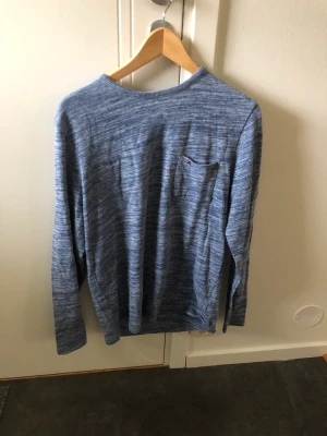Tommy hillfiger  - Skick : 9/10 Pris : 200 Pris ej hugget i sten Säljer för att den är för liten Strl : m Väldigt fin tröja 