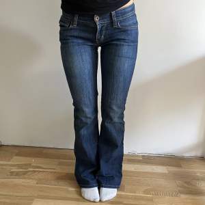 Super söta Levis jeans köpta på secondhand men som tyvärr är för små för mig, bootcut och lågmidjade!! innerbenslängden är 80 cm och midjemåttet raktöver 40 cm💗Dirketpris 500kr!!