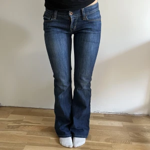 Levis jeans  - Super söta Levis jeans köpta på secondhand men som tyvärr är för små för mig, bootcut och lågmidjade!! innerbenslängden är 80 cm och midjemåttet raktöver 40 cm💗Dirketpris 500kr!!
