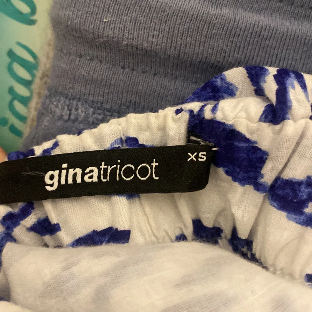 Säljer en jätte söt blå mönstrig kjol från Gina Tricot, nyskick, nypris runt 350-400kr.. Hameet.