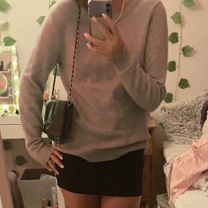 Vila tröja - Säljer denna fina gråa stickade tröjan från vila. Den kommer tyvärr inte till användning längre men är i jättefint skick!  Kontakta vid frågor💕