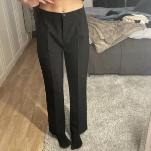 Kostymbyxor  - Ett par jätte fina kostymbyxor köpta begangnat, högmidjade funkar även att ha som lågmidjade , säljer för det inte riktigt är min stil