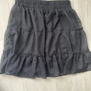 Säljer denna skitsnygga kjol från new yorker. Har sytt in den men går enkelt att sprätta upp. Är storlek M men skulle mer säga S❤️