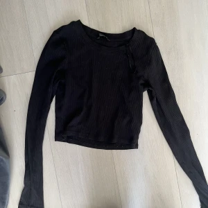 Svart långärmad tröja - Säljer denna korta långarmade tröjan från monki. ❤️