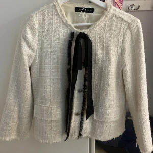 Tweed jacka - Tweed kofta/jacka i storlek L, passar mindre beroende på önskad passform från Zara. 