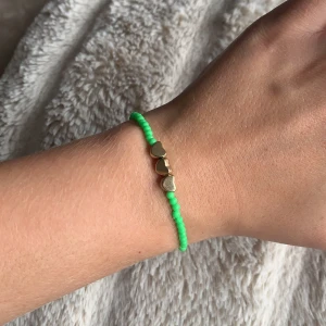 Pärlarmband  - Pärlarmband med 3 hjärtan på  7kr 