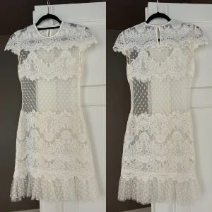 Ida Sjöstedt Spetsklänning - Cremevit - Använd en gång 