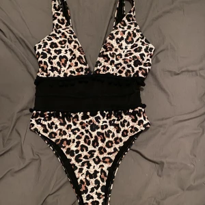 Baddräkt  - Fin leopard baddräkt 