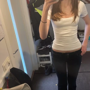 Vit tröja - Säljer en vit tröja från Gina tricot, säljer då den inte används länge, inga defekter. Ställ gärna frågor ❤️🫶