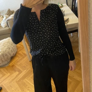 Tröja från Lauren Ralph Lauren  - Långärmad tröja i viskos, mönstrat tyg fram i polyester. Storlek S från Lauren Ralph Lauren.