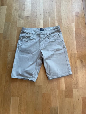 Beiga chino shorts  - Chino shorts i bra skick 