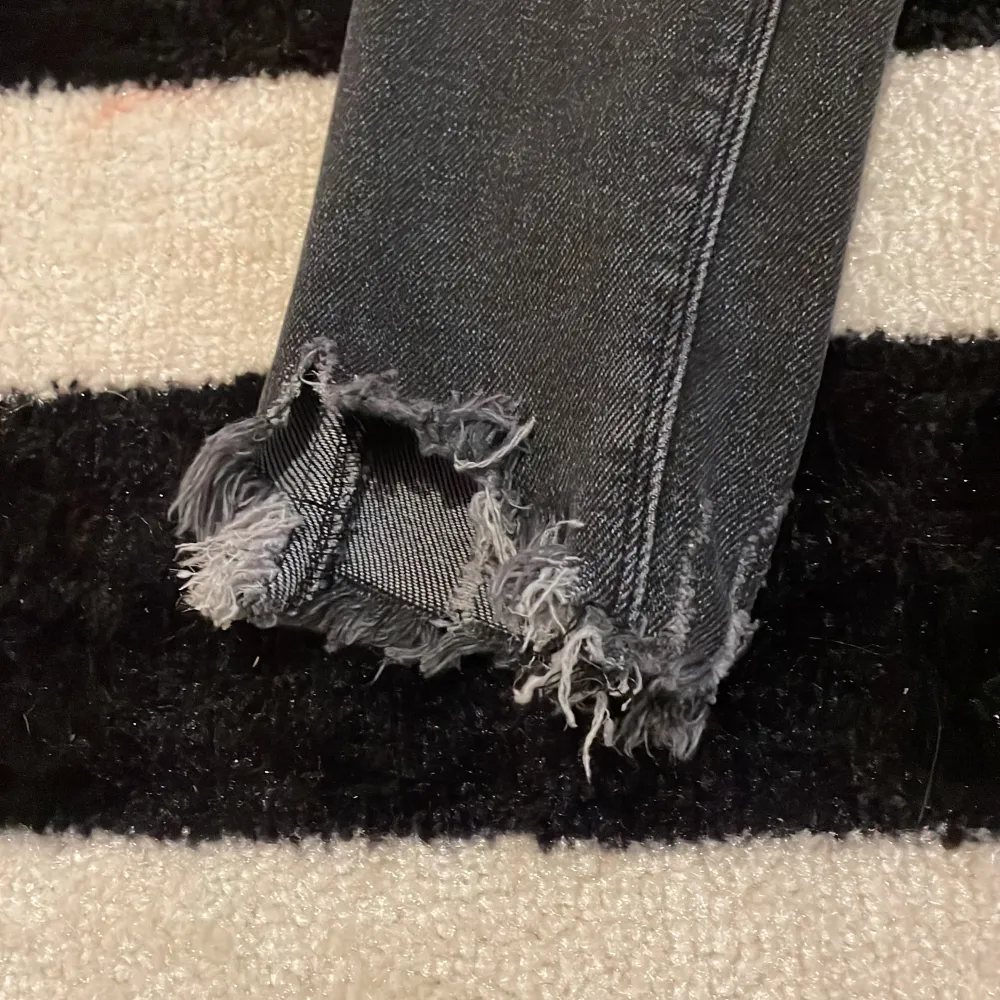 Svarta jeans men slitna detaljer nertill. Mycket stretch. . Jeans & Byxor.