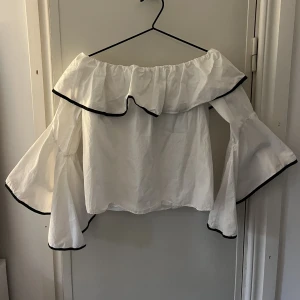 Zara topp - Topp från zara med utsvängda armar! 