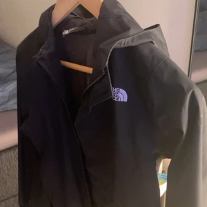 The north face regnjacka - Köpt helt ny i storlek junior M, passar xs💗 använd gärna köp nu 