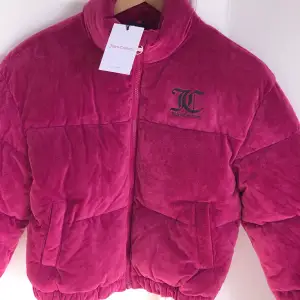 En lila rosa jacka som har jucycoutore märket på vänster sida av jackan❤️😅😉har aldrig använts kan diskutera pris❤️ 