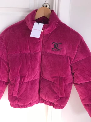 Jucycoutour jacka stolek xxs - En lila rosa jacka som har jucycoutore märket på vänster sida av jackan❤️😅😉har aldrig använts kan diskutera pris❤️ 