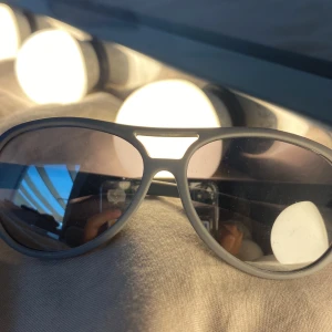 Gråa solglasögon för barn  - Gråa solglasögon för barn,aldrig använda och är gulliga.