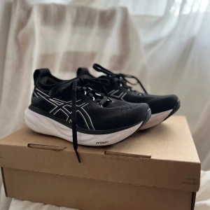 Asics Gel-Nimbus 25 löparsko,träningskor - Provade sisådär tre-fyra gånger men tycker inte dom är i min smak.  Storlek 36.  I fint mycket skick då de endast använts ett fåtal gånger, rengjort dom så gott jag kunnat. OBS! Innersulan saknas då jag lade i en egen och gjorde mig av med originalen.