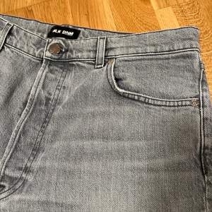 Riktigt fräscha jeans med sjukt snygg färg från BLK DNM. Nästan oanvända! Liten flaw vid märkespatchen, som ses på bild. Nypris: 1,700kr  Mitt pris: 550kr  Storlek: 34/32 men sitter mer som 32/30 (levi storlek)
